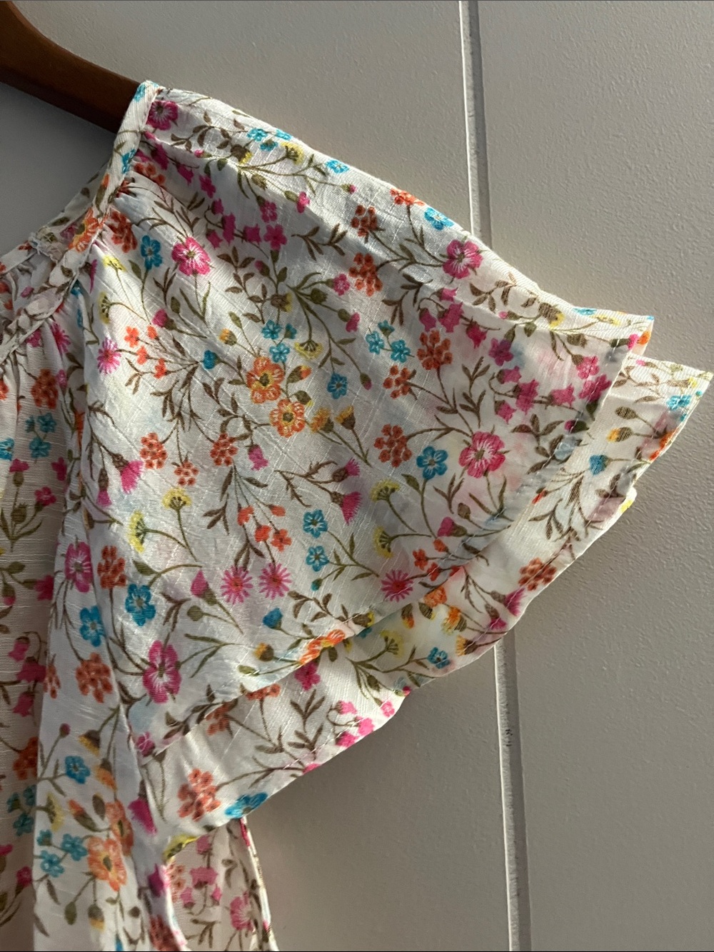 Lightweight White Floral Flutter Sleeve Tunic - Picture 3 of 13